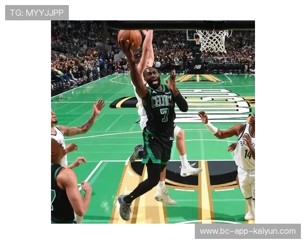 杰伦·布朗造第二次三分犯规，凯尔特人稳稳控场